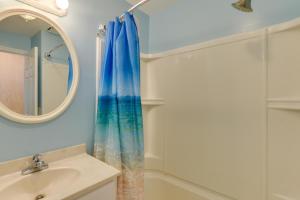 默特尔比奇Private Pool Family Home in North Myrtle Beach的浴室设有蓝色的浴帘和水槽