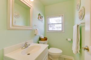 Private Pool Family Home in North Myrtle Beach的一间浴室