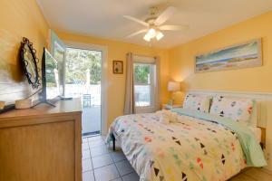 默特尔比奇Private Pool Family Home in North Myrtle Beach的带床和吊扇的卧室