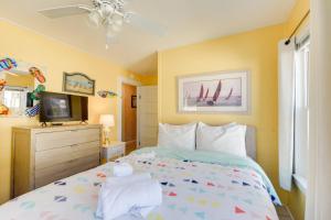默特尔比奇Private Pool Family Home in North Myrtle Beach的一间带床和平板电视的卧室 更多36张照片