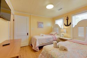 Private Pool Family Home in North Myrtle Beach客房内的一张或多张床位