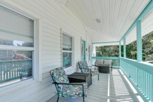 Private Pool Family Home in North Myrtle Beach的阳台或露台