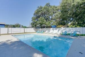 默特尔比奇Private Pool Family Home in North Myrtle Beach的一个带蓝色椅子和围栏的游泳池