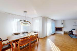 苏黎世Fantastic Penthouse near Lake - Mainau 14的餐厅里有一张桌子和几把椅子