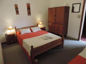 Un dormitorio con una cama y una cómoda. en Hotel Aldea Marina, en Villa Gesell