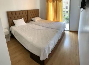 a bedroom with a large bed with a wooden headboard at Departamento de 04 dormitorios in Lima
