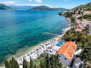 an aerial view of a beach with umbrellas at Studio apartman Eden sea view in Njivice