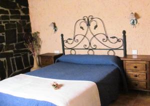 A bed or beds in a room at Apartamentos Rurales Azabal