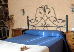 A bed or beds in a room at Apartamentos Rurales Azabal