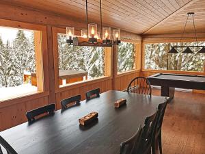 comedor con mesa y piano en Merle Bleu, en Wentworth