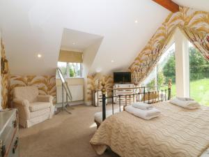 una camera da letto con un letto e una grande finestra di Nant-yr-Rhedyn a Benllech