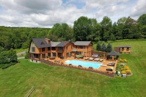 Bazén v ubytování Catskill Ski Mountain Retreat with Private Pool nebo v jeho okolí