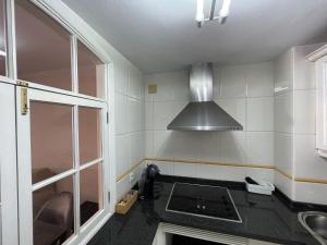a kitchen with a sink and a stove at Salusahome parking gratuito in Córdoba