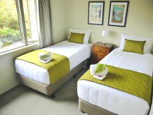 Un pat sau paturi într-o cameră la Franz Josef Treetops