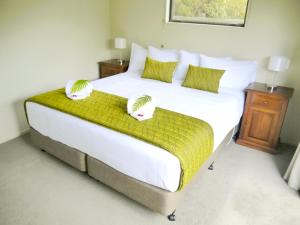 A bed or beds in a room at Franz Josef Treetops