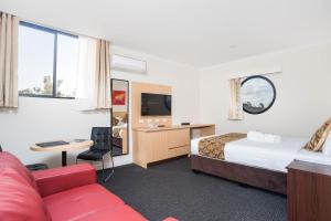 TV a/nebo společenská místnost v ubytování Mahoneys Motor Inn