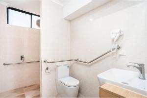 Koupelna v ubytování Mahoneys Motor Inn