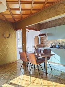 a dining room with a table and chairs in a kitchen at Casa Jenini - Wohnung im Patrizierhaus neben Schloss Leuk in Leuk