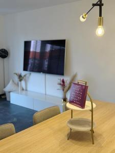 un ordinateur portable posé sur une chaise sur une table dans l'établissement 90m2 I Central I Netflix I Wifi I Free Parking I Lia Apartments, à Hanovre