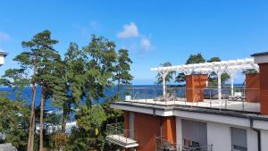 里沃Apartament Zachodni Rewal的一座带海景阳台的建筑 更多11张照片