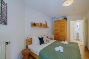 Postel nebo postele na pokoji v ubytování BÄCHLE im Wanderparadies Balkon mit Blick auf den Bach Sauna im Haus Tiefgarage E-Ladestation + 29 fotografií