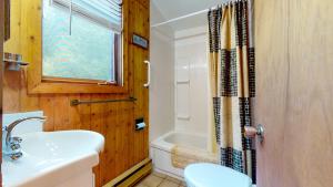 Bilik mandi di Waterfront Bliss Near Tobermory +53 gambar