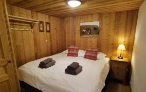 Un dormitorio con una cama con toallas. en Errigal Apartment, en Morzine