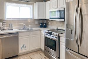 Η κουζίνα ή μικρή κουζίνα στο Jocelyn Manor Unit 74