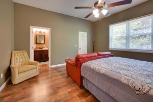 una camera da letto con un letto, una sedia e una finestra di Hopkinsville Home Walk to Downtown! a Hopkinsville