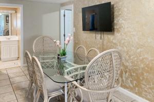 Μια τηλεόραση ή/και κέντρο ψυχαγωγίας στο Jocelyn Manor Unit 74