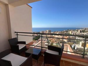 a balcony with chairs and a view of the ocean at Espacioso Dúplex con terraza y vistas in Aguadulce