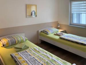 Postel nebo postele na pokoji v ubytování Ferienwohnung Ostseeblick am Breitling Whg 1