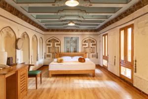 Un dormitorio con una cama con dos cestas encima. en DUSTON Boutique XIX century rooms, en Bukhara