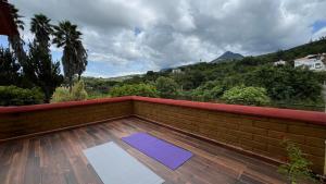 San Agustín EtlaにあるCasa San Agustinのレンガの壁に紫色のヨガマットが敷かれたバルコニー