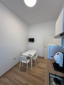 una cucina con un tavolo e sedie in una stanza di Gabriellihome a Pescara