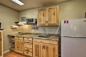 Una cocina con un refrigerador blanco y un fregadero. en The Farm House on Mount Tom, en Harrisburg 13 fotos más