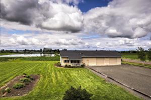una casa en medio de un campo de hierba en The Farm House on Mount Tom, en Harrisburg