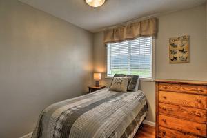 1 dormitorio con 1 cama con tocador y ventana en The Farm House on Mount Tom, en Harrisburg