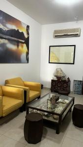 Area soggiorno di Qantab Village Stay