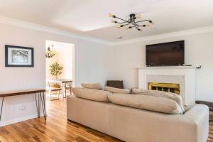 Televisyen dan/atau pusat hiburan di Modern Townhome With Yard 5 Min To The Battery