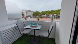 a table on a balcony with a view of a street at Appartement cosy en centre-ville de Royan à 200m plage in Royan