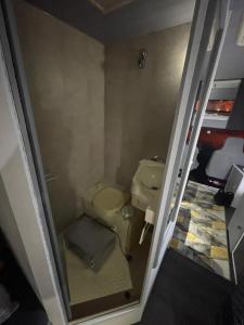 ein kleines Bad mit WC in einem Zimmer in der Unterkunft Surfer Mammut in Ipswich