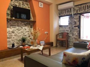 Χώρος καθιστικού στο 1872 Tonia, two level cozy stony apartment