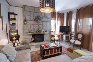 ein Wohnzimmer mit Couch und Kamin in der Unterkunft Preciosa casa rural in Manzanares el Real