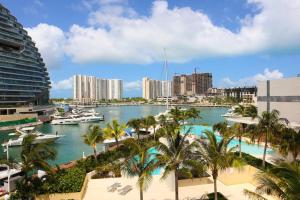 坎昆Luxury Apt with Balcony, Marina Puerto Cancún的港口景色，水里停着小船