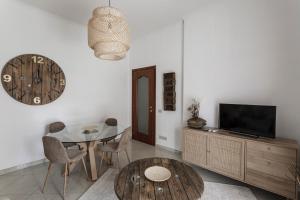 un soggiorno con un tavolo e una TV di Aurelia 386 Vatican House a Roma