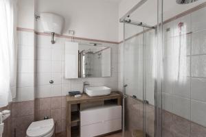 un bagno con wc, lavandino e doccia di Aurelia 386 Vatican House a Roma Altre 27 foto