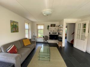 Ruang duduk di Elegant Wieringer Villa