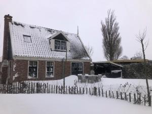 Villa in Netherlands with Hot Tub & Garden v zimě