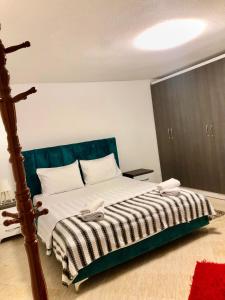 Postel nebo postele na pokoji v ubytování Dejani Guest House